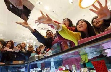 大鸡巴操女孩BB视频中国人依然爱赴日旅游 消费已由爆买转向网购